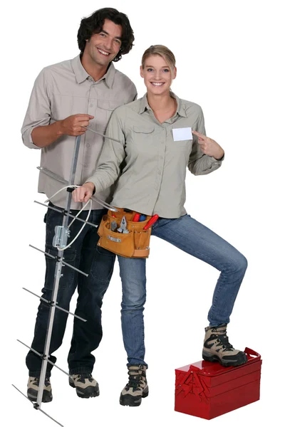 Servisními pracovníky s anténou na bílém pozadí — Stock fotografie