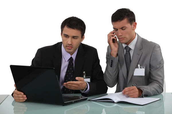 Two lawyers discussing case notes — Stock Photo, Image