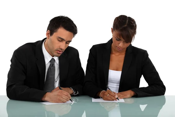 Two businesspeople writing notes — Stock Photo, Image