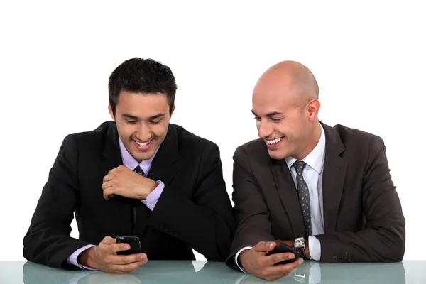 Kollegor skrattar tillsammans — Stockfoto