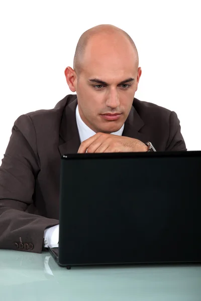 Bald office worker sat at computer — Stock Photo, Image