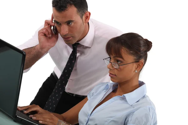 Uomo d'affari e assistente con telefono e laptop — Foto Stock