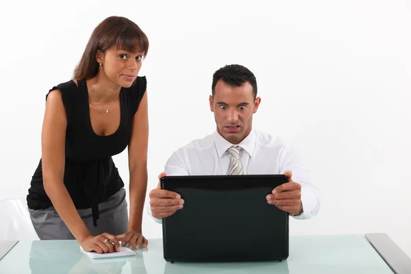 Businessman in front of his laptop looking surprised — Stock Photo, Image