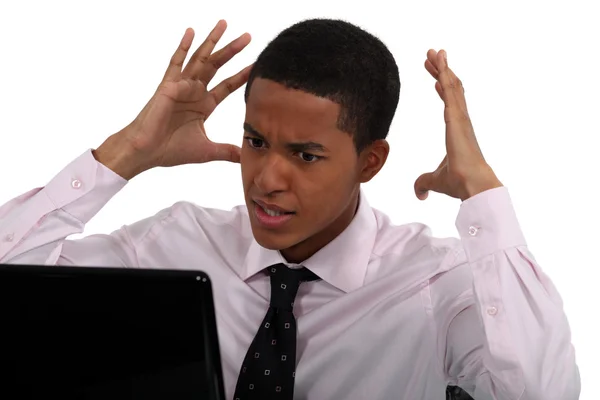 Stress jonge zakenman zat op computer — Stockfoto