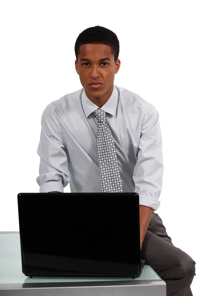 Homem de negócios preto trabalhando no laptop — Fotografia de Stock