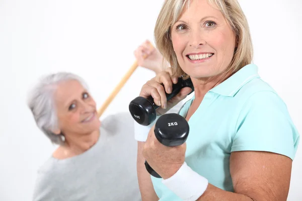 Twee vrouwen van middelbare leeftijd uit te werken. — Stockfoto