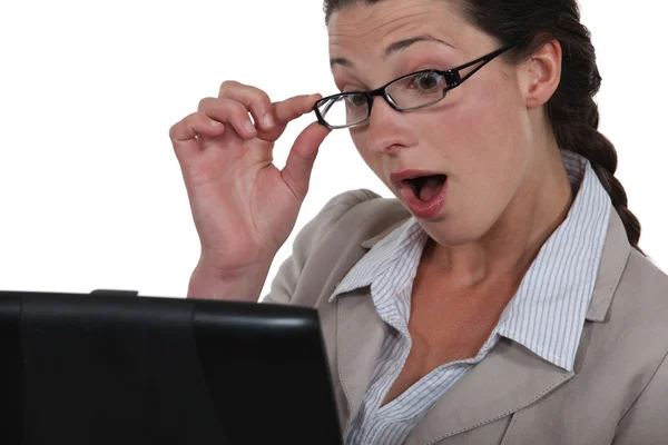 Woman surprised at her laptop — Stock Photo, Image