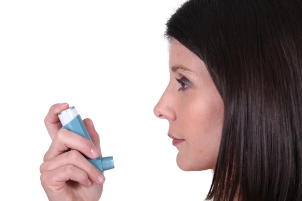 Wanita menggunakan inhaler nya — Stok Foto