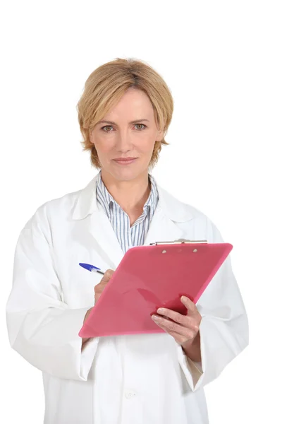 Vrouw dokter neemt notities — Stockfoto