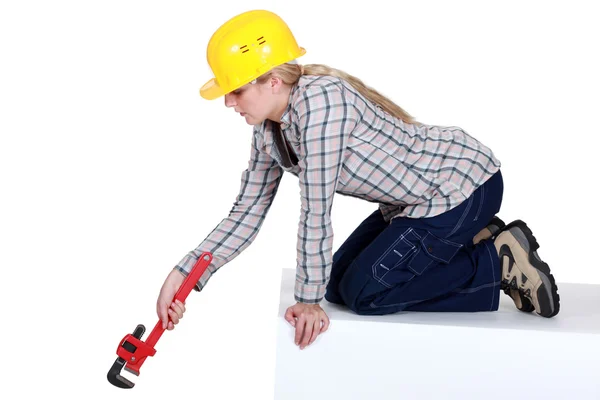Blond plumber using adjustable wrench — Stock Photo, Image