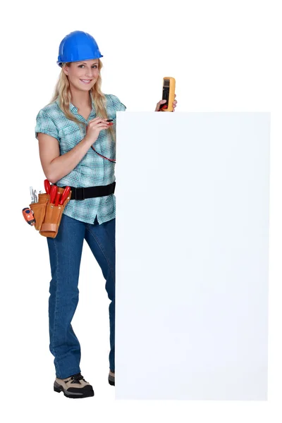 Eletricista com uma placa em branco — Fotografia de Stock