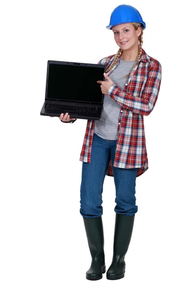 Handwerker posiert mit Laptop — Stockfoto