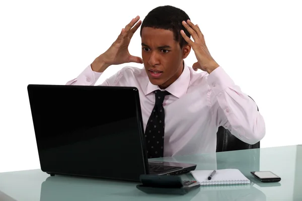 Frustrovaný mladý podnikatel řízen šílený svůj počítač — Stock fotografie