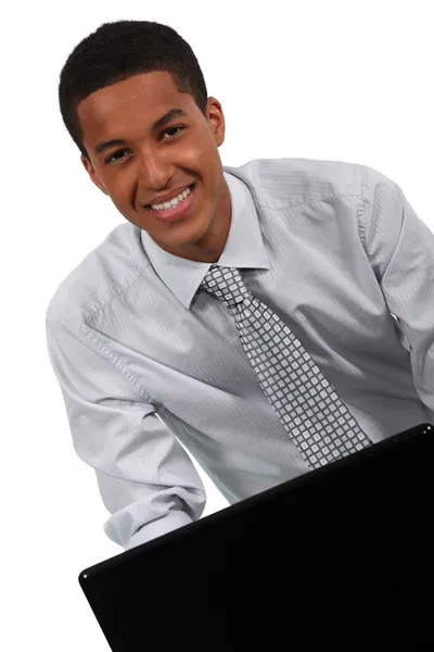 Młody człowiek afro-amerykański w kolorze pracy na swoim laptopie — Zdjęcie stockowe