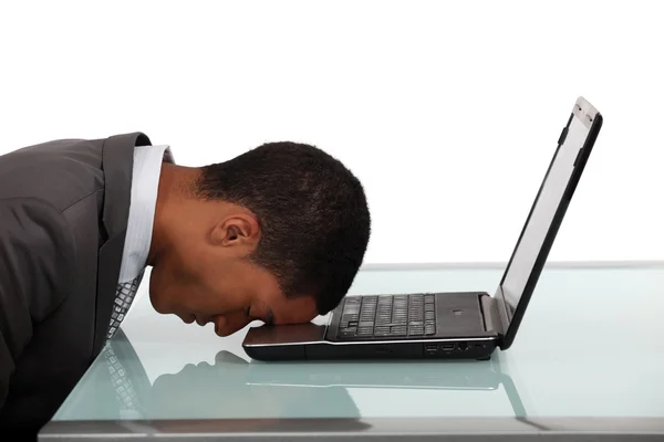 Adam laptop üzerinde uyuyor — Stok fotoğraf