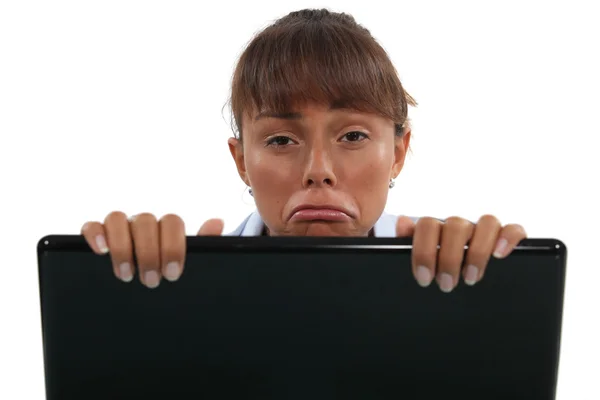 Mulher triste com um computador portátil — Fotografia de Stock