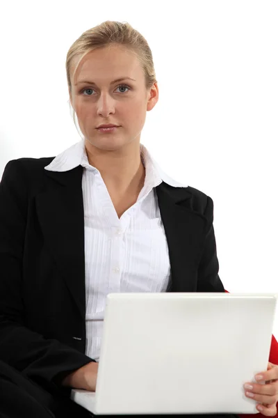 Mulher de negócios cuidadosa com um laptop — Fotografia de Stock