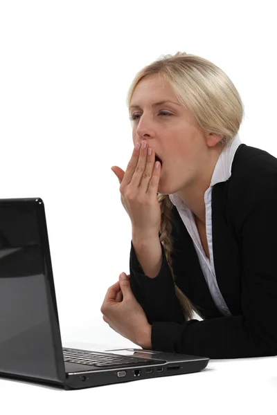 Mulher bocejando na frente do computador — Fotografia de Stock