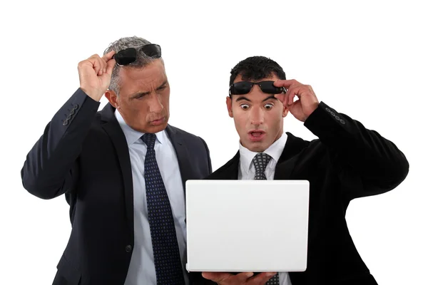Dois empresários com expressão chocada no rosto — Fotografia de Stock