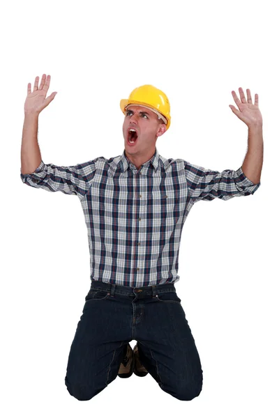 Arbeider zittend op zijn knieën schreeuwen — Stockfoto