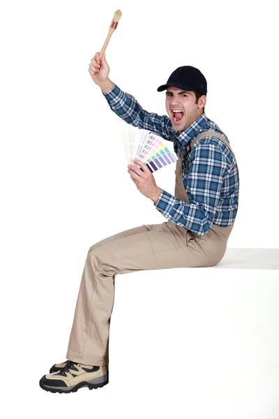 Joven pintor sosteniendo cartas de colores — Foto de Stock