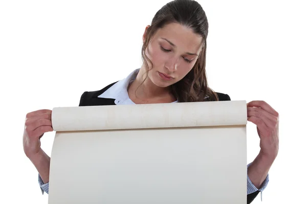 Frau hält Rolle Flipchart-Papier in der Hand — Stockfoto