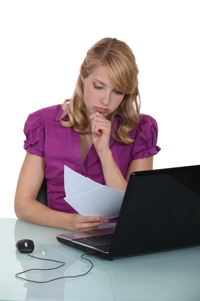 Büroangestellte am Schreibtisch — Stockfoto