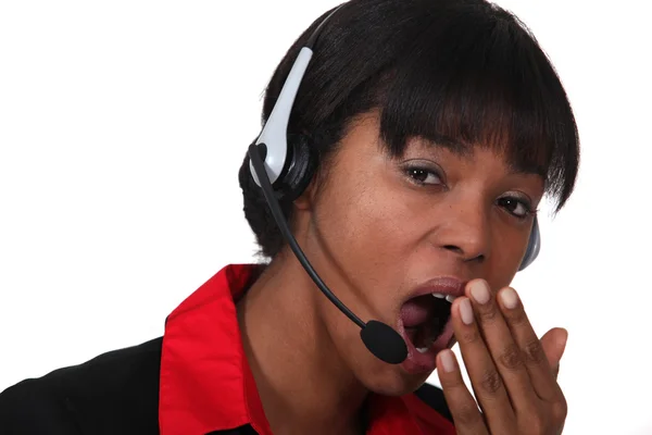 Vrouw met hoofdtelefoon geeuwen — Stockfoto