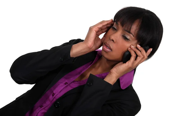 Seriöse Frau telefoniert mit ihrem Handy — Stockfoto