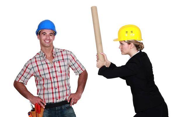 Engineer hitting a construction worker over the head — Stock Photo, Image