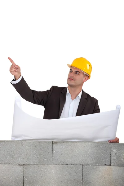 Бизнесмен на строительной площадке — стоковое фото