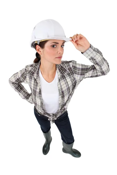 Feminino construtor segurando chapéu — Fotografia de Stock