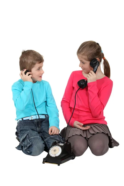 Barn använder gammaldags telefon — Stockfoto
