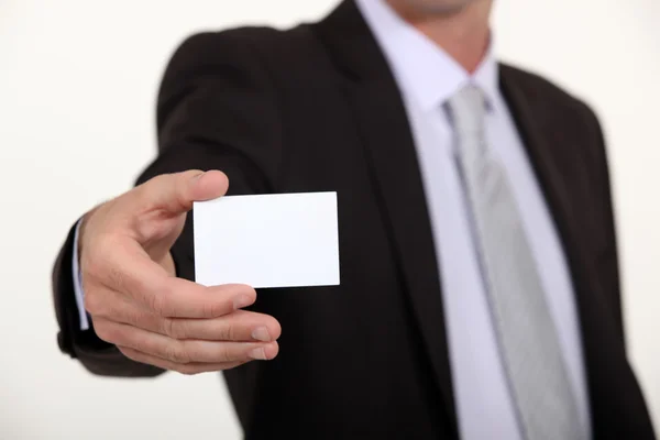 Executivo cortado com um cartão de visita em branco — Fotografia de Stock