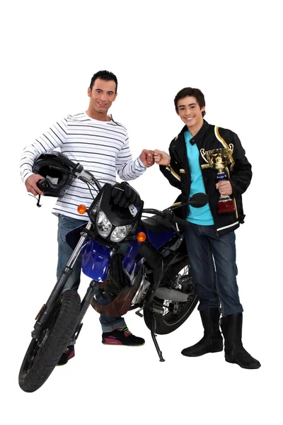 Homens com moto e copo de ouro — Fotografia de Stock