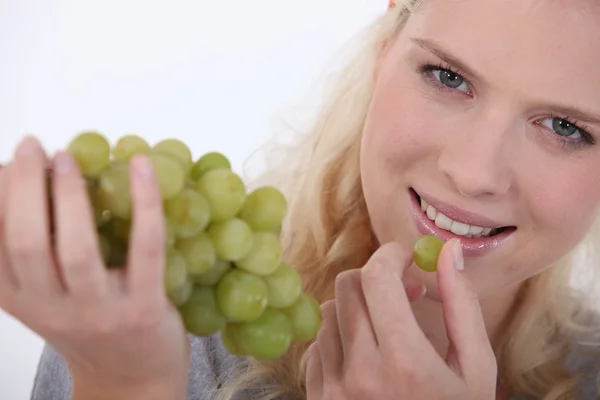 Woman with bunch of grapes — Stock Photo, Image