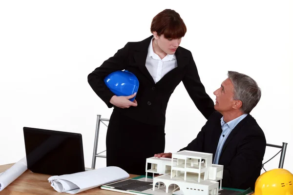 Immobilienunternehmer und Geschäftsfrau in ihrem Büro — Stockfoto