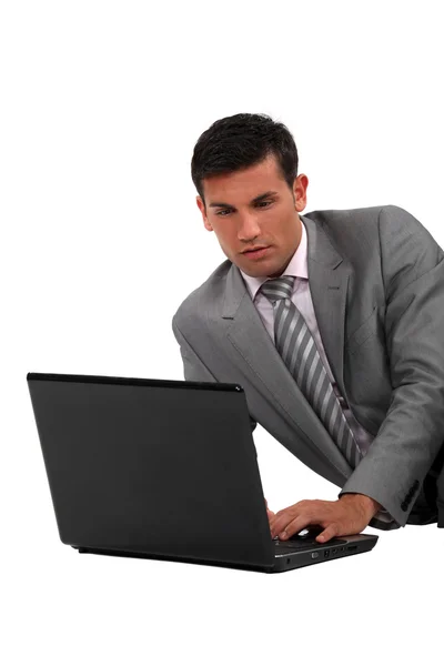 Eleganter Mann mit Computer — Stockfoto