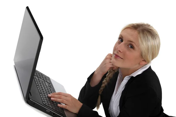 Woman typing on her laptop — Stock Photo, Image