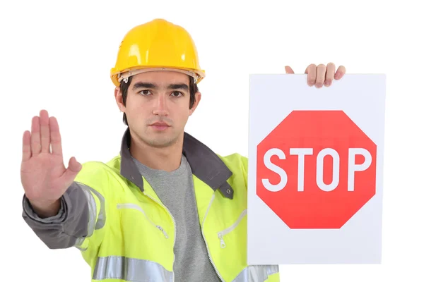 Trabajador de carretera sosteniendo una señal de stop — Foto de Stock