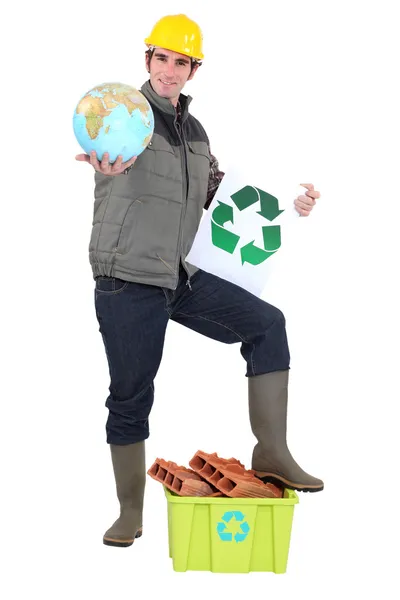 Um trabalhador da construção civil que promove a reciclagem . — Fotografia de Stock