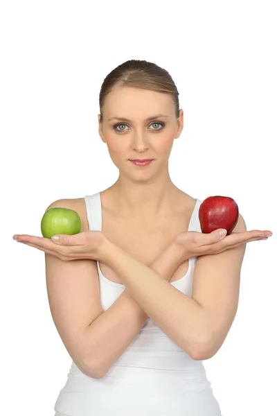 Mujer con dos manzanas —  Fotos de Stock