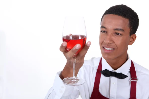 Vous cherchez un verre de vin serveur — Photo