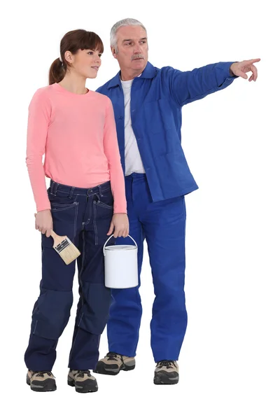 Man teaching daughter how to decorate — Stock Photo, Image