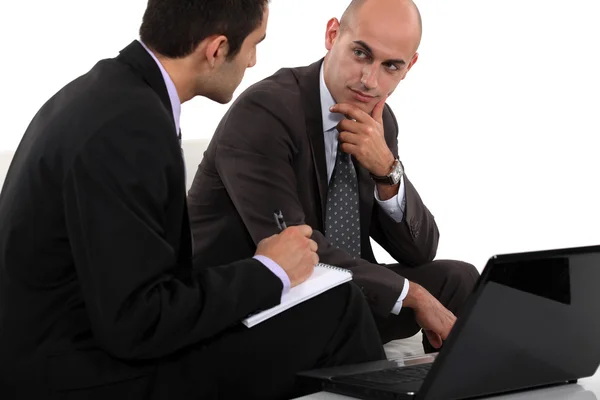 Dos hombres de negocios discutiendo proyecto — Foto de Stock