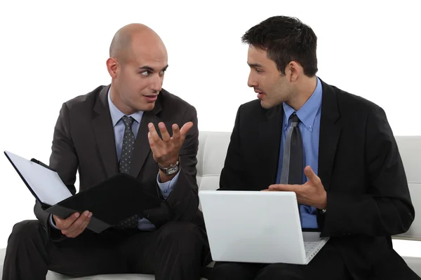 Asociados discutiendo su plan de negocios — Foto de Stock