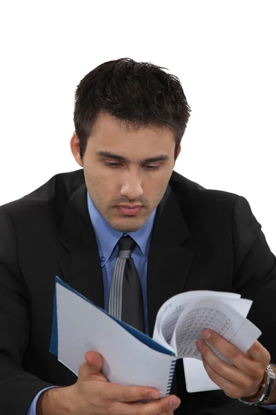 Un hombre de negocios leyendo notas . — Foto de Stock