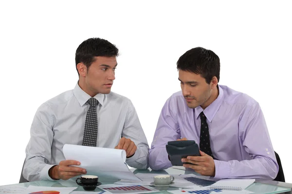 Twee zakenlieden controleren berekeningen — Stockfoto