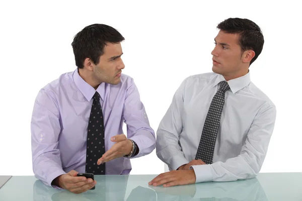 Dois empresários discutindo — Fotografia de Stock