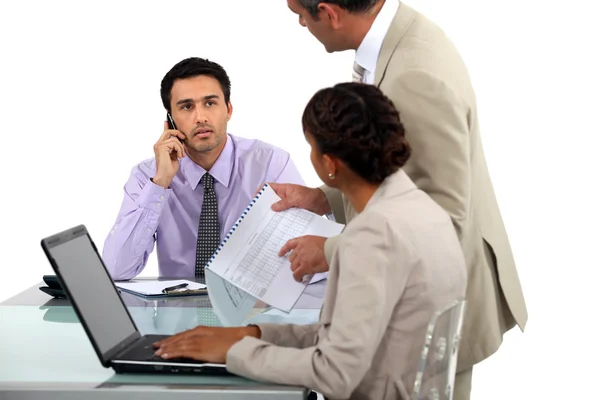 Business team guardando il programma — Foto Stock